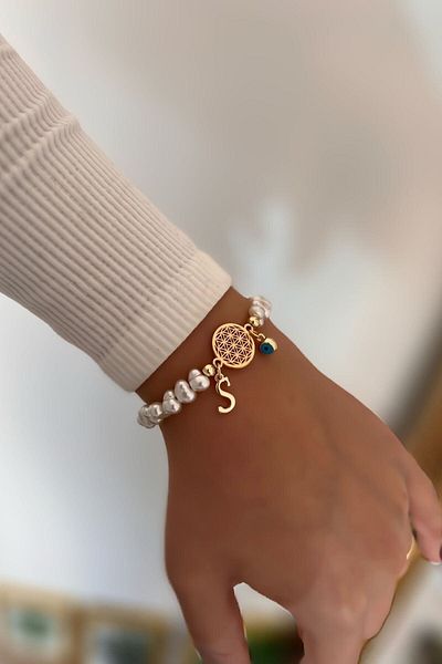 Trendy Butik سوار زهرة الحياة مع حرف S وتفاصيل لؤلؤية متدلية على شكل عين الشر