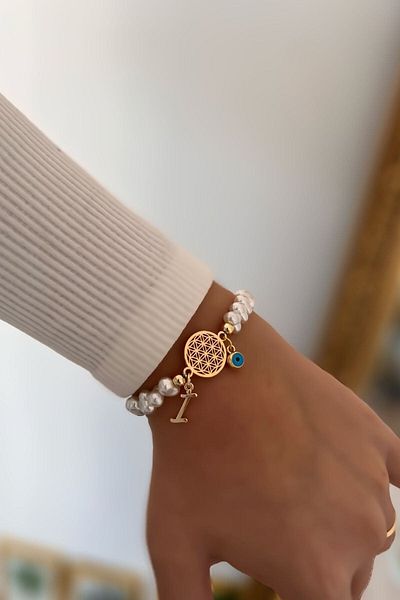 Trendy Butik سوار زهرة الحياة مع حرف I وتفاصيل لؤلؤية معلقة على شكل عين الشر