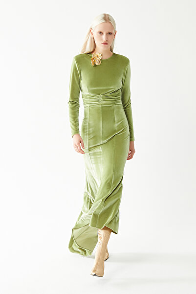 Jus De Pommes YEŞİL BELİ BÜZGÜLÜ UZUN KOLLU YANDAN KUYRUKLU MİDİ ELBİSE