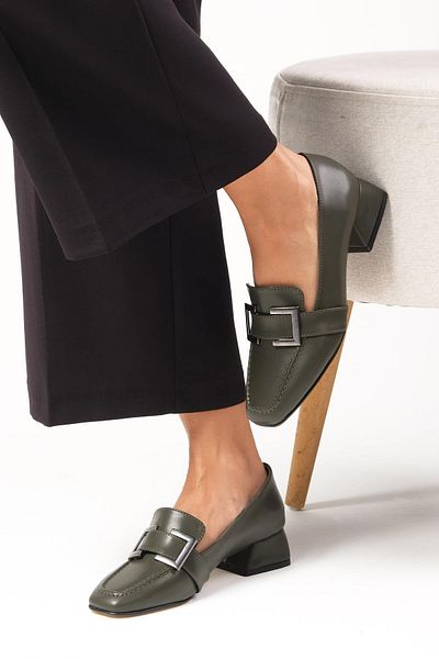 Mio Gusto Betty Green Color Buckle Accessory Blunt Toe Women's Short Heeled Shoes