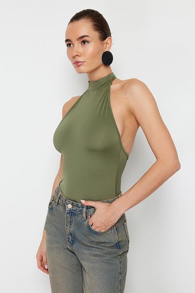 Trendyol Collection Flexibler, tief ausgeschnittener, hellkhakifarbener Body mit Stehkragen und Druckknöpfen an der Unterseite TWOSS23BD00037