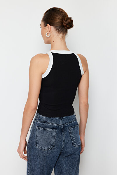 Trendyol Collection Černá ohlávka Kontrastní lemování krku Detailní žebrovaný pružný pletený nátělník TWOSS24AL00027