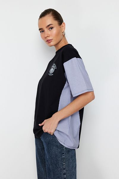 Trendyol Collection Schwarzes Strick-T-Shirt aus Popeline in Übergröße/weiter Passform mit detailliertem Aufdruck TWOSS24TS00005