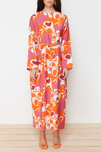 Trendyol Modest Ροζ ζωσμένο φλοράλ υφαντό φόρεμα TCTSS24EB00049