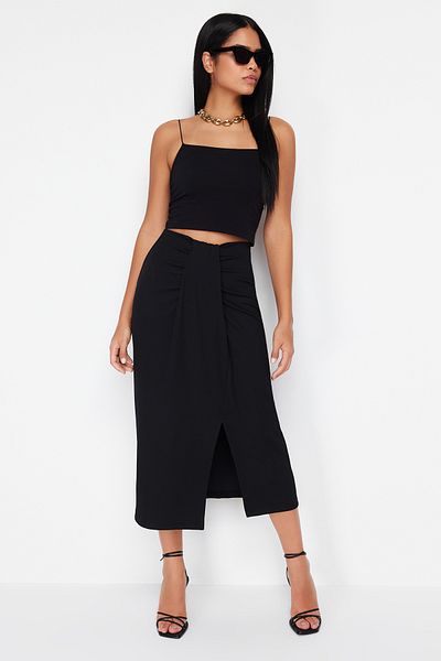 Trendyol Collection Detailní strečová midi sukně Black Gather TWOSS24ET00088