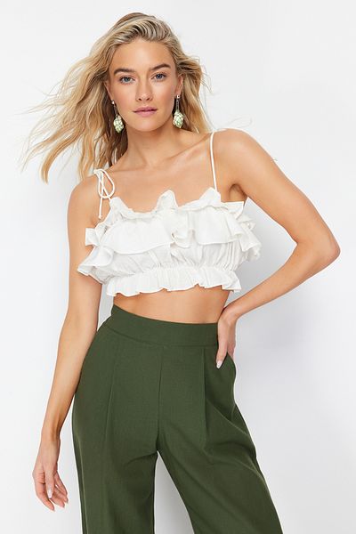 Trendyol Collection Ecrufarbene, kurze Bluse aus 100 % Baumwolle mit gewebten Rüschen TBESS24BZ00005