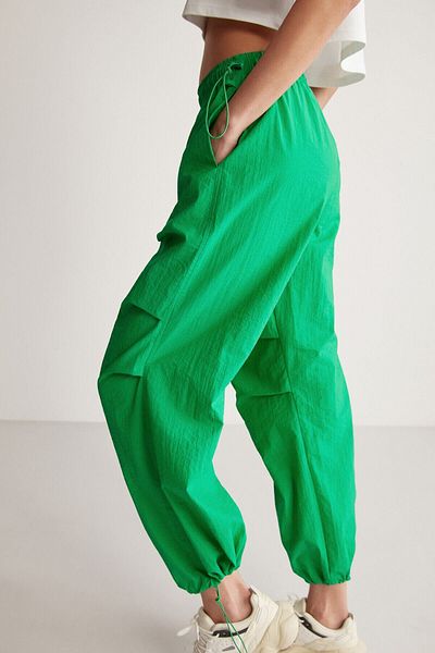 GRIMELANGE Wasserdichte Damenhose aus Fallschirmstoff von Kelsey in Grün mit Stopper-Detail