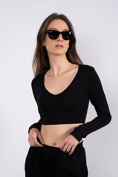 SHEISMONO Βαμβακερή κοντή μπλούζα με λαιμόκοψη σε μαύρο χρώμα
