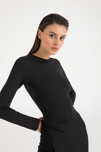SHEISMONO Jemná na dotek halenka s kulatým výstřihem černá
