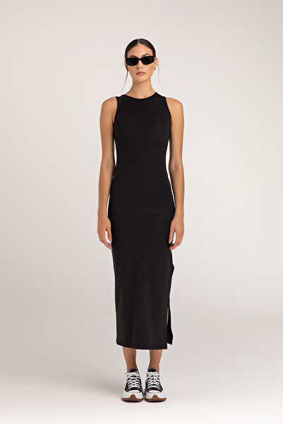 SHEISMONO Sukienka bez rękawów z miękkim w dotyku rozcięciem, czarna