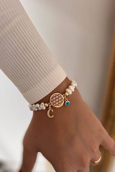 Trendy Butik سوار زهرة الحياة مع حرف C وتفاصيل لؤلؤية معلقة على شكل عين الشر
