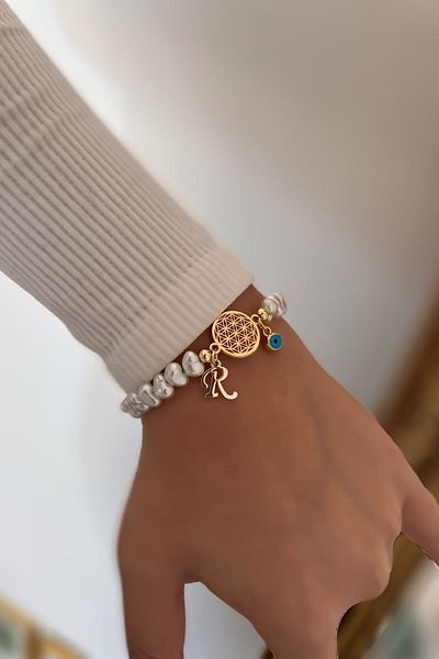 Trendy Butik سوار زهرة الحياة مع حرف R وتفاصيل لؤلؤية معلقة على شكل عين الشر