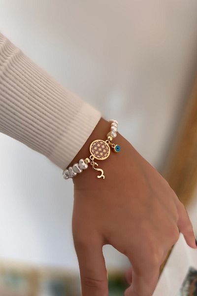 Trendy Butik سوار زهرة الحياة مع حرف S وتفاصيل لؤلؤية متدلية على شكل عين الشر