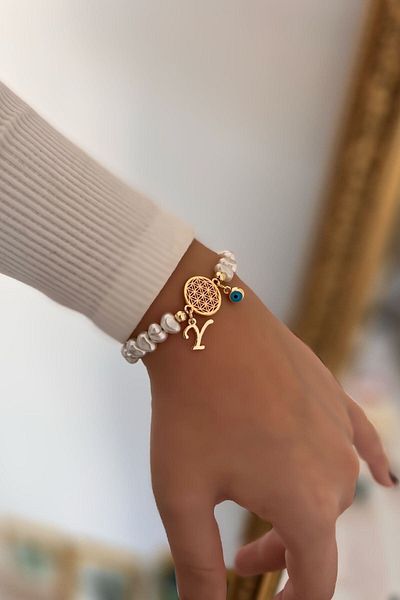 Trendy Butik سوار زهرة الحياة مع حرف Y وتفاصيل لؤلؤية متدلية على شكل عين الشر