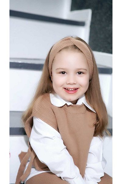 Meriç bebe طقم تريكو مكون من 3 قطع للفتيات مع رباط شعر وبنطلون مفتوح الجوانب وتفاصيل ربطة عنق
