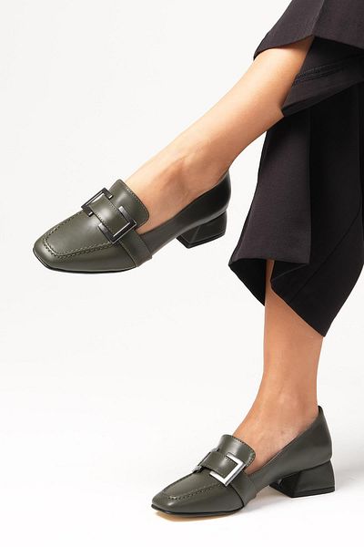 Mio Gusto Betty Green Color Buckle Accessory Blunt Toe Women's Short Heeled Shoes