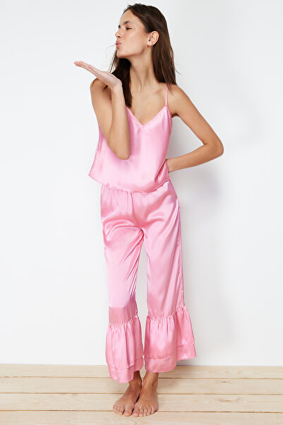 Trendyol Collection Σετ πιτζάμες με ροζ βολάν με λεπτομερή σχοινί Capri Satin THMSS24PT00014