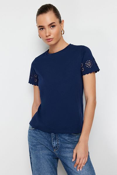 Trendyol Collection Námořnická modrá výšivka s podrobným pravidelným/základním vzorem pletené tričko TWOSS24TS00068