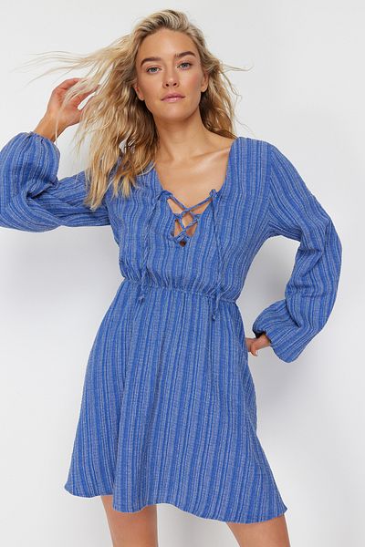 Trendyol Collection Blaues, gewebtes Mini-Strandkleid aus Leinenmischung zum Binden TBESS23EL00103