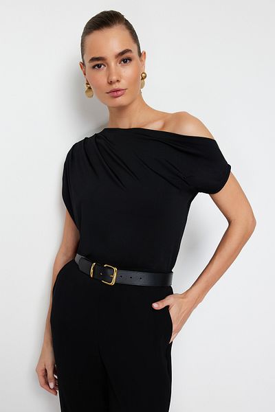 Trendyol Collection Schwarze, ärmellose Stretch-Strickbluse mit asymmetrischem Kragen und normaler Passform TWOSS24BZ00396