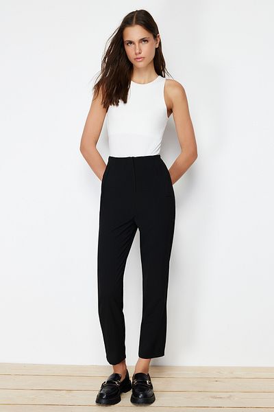 Trendyol Collection Schwarze gewebte Hose aus Polyviskose-Stoff mit Zigarettenmuster TWOSS24PL00029