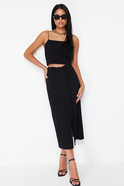 Trendyol Collection Detailní strečová midi sukně Black Gather TWOSS24ET00088