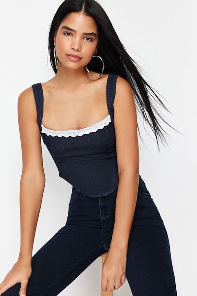 Trendyol Collection Dunkelblaues Denim-Crop-Bustier mit Spitzenkragen und detaillierten Trägern TWOSS24BS00010