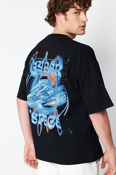 Trendyol Collection Czarny, bawełniany T-shirt oversize z nadrukiem Back Space - TMNSS24TS00017