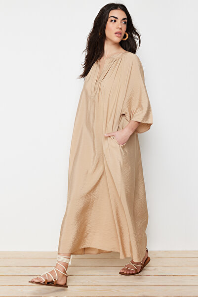 Trendyol Modest Kimono Camel Aerobin s výstřihem do V – poloviční rukáv, tkané šaty Jalabiya TCTSS24KK00002