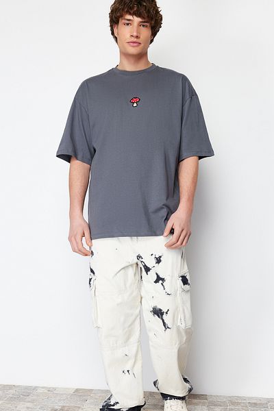 Trendyol Collection Anthrazitfarbenes, übergroßes T-Shirt mit Pilzstickerei - TMNSS24TS00070