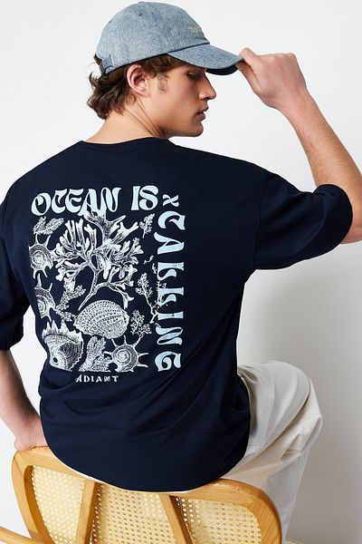 Trendyol Collection Marineblaues, übergroßes T-Shirt aus bedruckter Baumwolle – TMNSS24TS00052