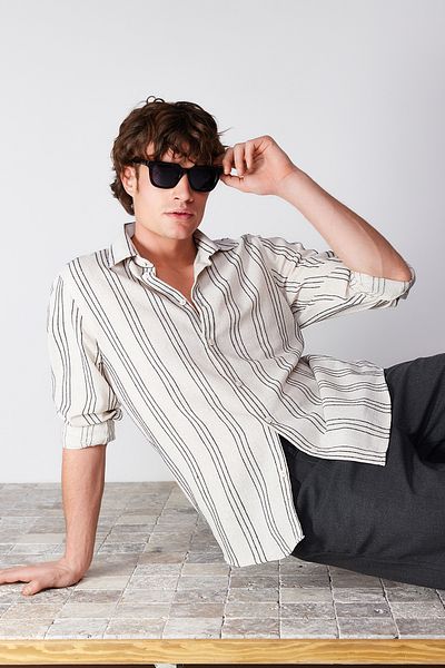 Trendyol Collection Ecru gestreiftes Hemd mit normaler Passform - TMNSS24GO00047