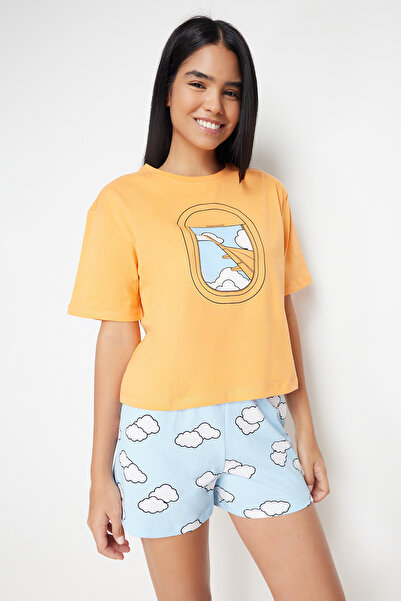 Trendyol Collection Orangefarbenes Pyjama-Set aus 100 % Baumwolle mit Wolkenmuster und Shorts THMSS24PT00038
