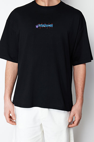 Trendyol Collection Back Space Printed Black Oversize bavlněné tričko - TMNSS24TS00017