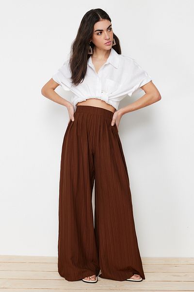 Trendyol Collection Dunkelbraune, gewebte Hose aus strukturiertem Stoff mit weitem Bein und Faltendetails TWOSS24PL00057