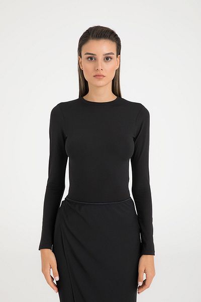 SHEISMONO Jemná na dotek halenka s kulatým výstřihem černá