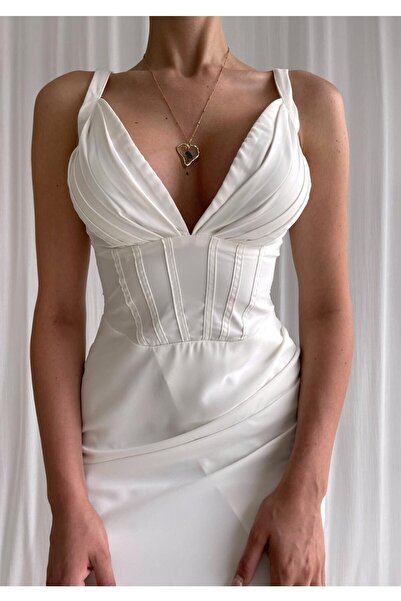 Afiş Butik Rochie albă cu fustă groasă cu bretele