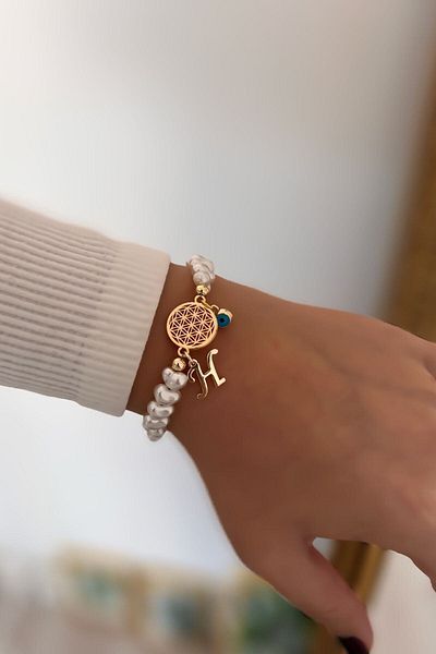 Trendy Butik سوار زهرة الحياة مع حرف H وتفاصيل لؤلؤية معلقة على شكل عين الشر