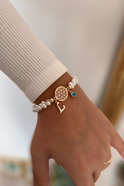 Trendy Butik سوار زهرة الحياة مع حرف L وتفاصيل لؤلؤية معلقة على شكل عين الشر