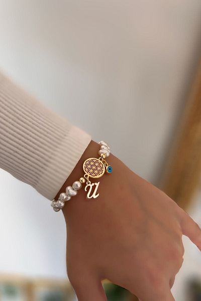 Trendy Butik سوار زهرة الحياة مع حرف Ü وتفاصيل لؤلؤية متدلية على شكل عين الشر