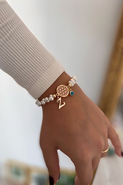 Trendy Butik سوار زهرة الحياة مع حرف Z وتفاصيل لؤلؤية متدلية على شكل عين الشر