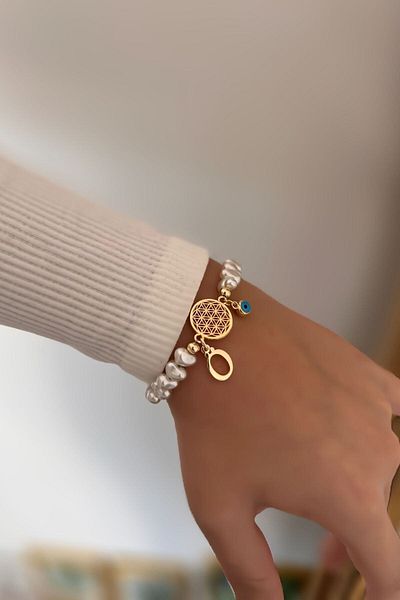 Trendy Butik سوار زهرة الحياة مع حرف Ö وتفاصيل لؤلؤية معلقة على شكل عين الشر