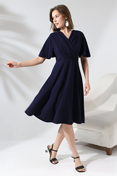 Fasmia فستان كرووازه بتفاصيل أمامية باللون الأزرق الداكن F138