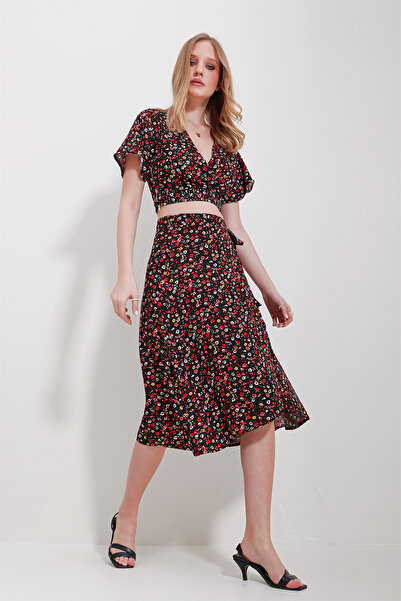 Trend Alaçatı Stili Schwarzer Damenanzug aus gewebter Viskose mit zweireihigem Kragen, geblümter Bluse und Rüschenrock ALC-X11592