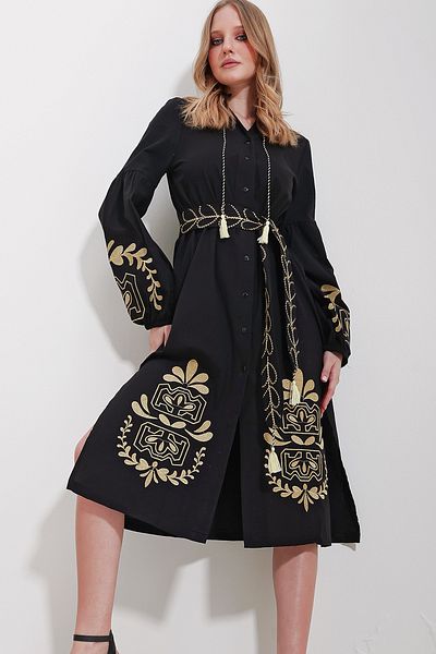 Trend Alaçatı Stili Schwarzes Leinenkleid mit hohem Kragen, Gürtel und doppeltem Schlitz für Damen ALC-X11570