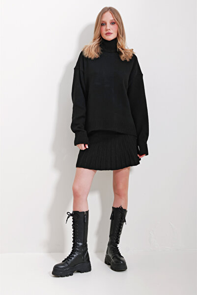 Trend Alaçatı Stili Női fekete garbós pulóver és redős szoknya szett ALC-X11603
