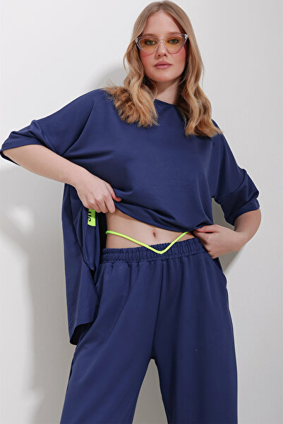 Trend Alaçatı Stili Indigoblaues Set aus Bluse und Hose mit Rundhalsausschnitt, asymmetrischem Schnitt und Stickereien für Damen ALC-X11604