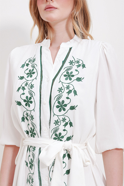 Trend Alaçatı Stili Γυναικείο φόρεμα με κουμπιά με κουμπιά μπροστά γυναικείο γιακά με βολάν Maxi κεντημένο φόρεμα ALC-X11566