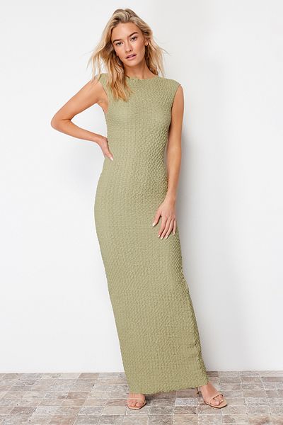Trendyol Collection Khakifarbenes, tailliertes/tailliertes Midi-Bleistiftkleid aus dehnbarem Strick mit Mondärmeln aus strukturiertem Stoff TWOSS24EL00103