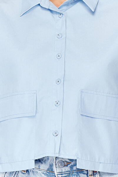 Trendyol Collection Kék szőtt Crop ing - zsebrészlet, normál szabású TWOSS24GO00098